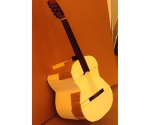 ６、発泡スチロールでギターを作ってみました