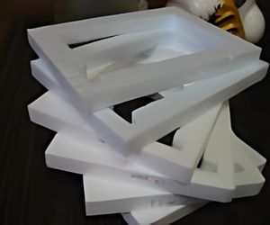 頭蓋骨のスライス状部位を冷凍梱包します