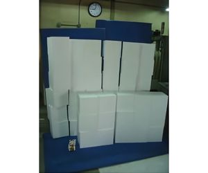 キューブの6面に色紙を貼って、一枚の大きな絵にします