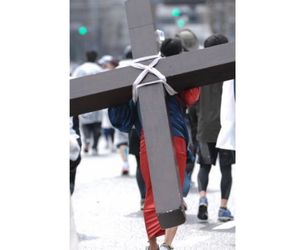 発泡スチロール製「十字架」で東京マラソンに出ました