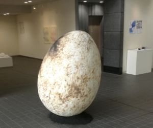 1600mmの巨大たまごを使用した作品