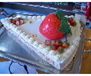 巨大ケーキ　いちご型使用