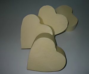 とうもろこしの生分解樹脂をハート型にくり抜いたもの