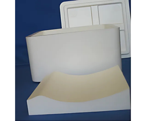 デザインした瓦を　窯元まで運ぶ容器と皿