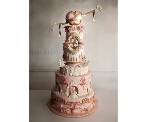 窓をあけてシルエットを入れた5段ケーキ