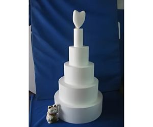 トップにハートを乗せたケーキ台