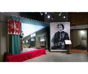 都立日野高等学校2年2組と有志80名による爪楊枝アート作品「土方歳三」像