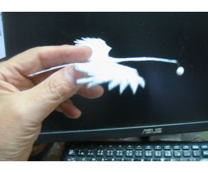 赤ちゃんのダミーを運ぶコウノトリを作る