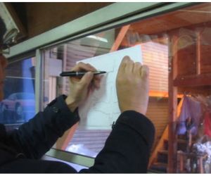 赤ちゃんのダミーを運ぶコウノトリの作り方